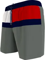 Short de baño Tommy Hilfiger con diseño color block en azul marino, blanco, rojo y gris. Cuenta con cintura elástica con cordón ajustable, dos bolsillos laterales y un bolsillo trasero con detalle Global Stripe.