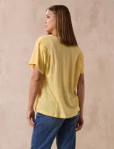 Remera amarilla de lino y poliéster, manga corta con fruncido en los hombros y escote redondo.