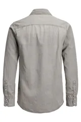 Camisa de denim gris de manga larga, con cuello clásico, cierre frontal con botones a presión y dos bolsillos con solapa abotonada en el pecho.