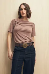 Remera color marrón claro con cuello bote fruncido y mangas cortas.