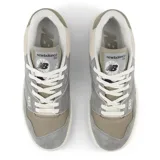 Championes urbanos New Balance modelo 550, color gris con detalles en blanco y beige, confeccionados en gamuza y malla, con logo "N" característico en los laterales y suela de goma.