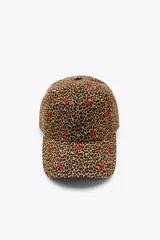 Gorra de sarga con estampado animal print y corazones bordados en rojo.