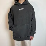 Canguro negro de corte oversize con capucha y bolsillo tipo canguro. Estampado frontal con un auto deportivo y la inscripción "EST. VCP 2016".