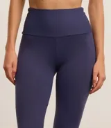 Conjunto deportivo azul marino compuesto por un top con breteles anchos y calzas largas de cintura alta. El top tiene una línea blanca debajo del busto.