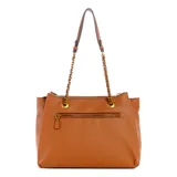 Cartera tote mediana color marrón con textura granulada, doble asa de mano y cadena dorada decorativa. Incluye llavero colgante con logo de la marca.