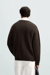 Jersey marrón de punto suave, corte regular, cuello redondo y manga larga con terminaciones en rib.