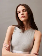 Conjunto Calvin Klein Modern Cotton color gris melange, compuesto por un corpiño deportivo sin mangas y una bombacha tipo tanga, ambos con banda elástica blanca con logo de la marca.