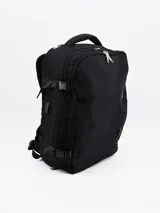 Mochila negra con múltiples compartimentos y correas ajustables.