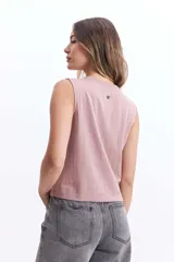 Musculosa color rosa con estampado de una serpiente enroscada en rosas y la frase "Don't fear, do it anyway. Born to be wild & free".