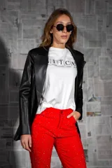 Blazer negro de cuero sintético con solapas de muesca, cierre frontal con botones y corte recto.
