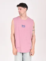 Musculosa rosa con estampado frontal que dice "Bloom Yourself" en letras azules.
