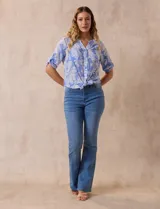 Blusa de gasa estampada azul con diseño paisley, marca Ruby Rd. Cuello a la base, escote en v y abertura con botones. Delantera con bolsillos. Largo de manga regulable con presilla y botón. Terminación de ruedo con nudo.
