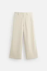 Pantalón largo color beige confeccionado en pana de algodón, de corte wide fit, con bolsillos frontales y traseros.