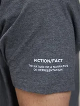 Remera celeste de algodón con cuello redondo y estampado de dos pomos de pintura con la inscripción "Benn & Thoms, More Archive".