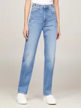 Pantalón de jean celeste, de corte recto y tiro alto, con cintura ajustable, cinco bolsillos y efecto desteñido.