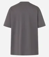 Remera blanca oversized de mangas cortas, confeccionada en algodón peruano, con cuello redondo y sin estampa.