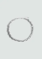 Collar plateado de cadena con eslabones ovalados.