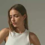 Aros plateados con forma de rama de árbol.