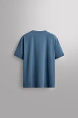 Remera deportiva color rosa claro, de tejido técnico ligero y elástico con estructura. Cuello redondo, manga corta, costuras planas y logo estampado.