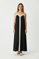 Vestido largo de lino, corte ancho, color block en negro y beige. Presenta escote profundo en V con tirantes finos ajustables.