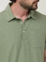 Remera polo azul jaspeado con bolsillo en el pecho y botones en el cuello. Confeccionada con fibras recicladas y spandex con tecnología Natural Flex.