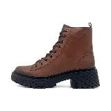 Bota de cuero color marrón con cordones y suela track color negro.