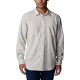 Camisa de manga larga color beige claro, marca Columbia, modelo Silver Ridge Lite. Confeccionada en tejido ligero y transpirable con tecnología Omni-Wick para absorción de la humedad y Omni-Shade para protección solar UPF 50. Cuenta con cuello abotonado, cierre frontal con botones, dos bolsillos en el pecho con cierre de botón, mangas enrollables con trabillas y ventilación en la espalda.