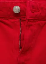 Pantalón de jean recto color rojo, con tiro alto, cinco bolsillos, cierre de cremallera y botón. La modelo mide 1,79 y lleva una talla S/36.