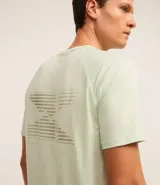 Remera deportiva verde agua para hombre, de corte regular, con cuello redondo y mangas cortas. Presenta tecnología Dry y estampa lettering reflectiva en el pecho.