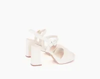 Sandalias de cuero color blanco hueso con plataforma de 2 cm y taco de 10 cm.