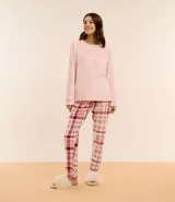 Conjunto de pijama largo de fleece, compuesto por una blusa de manga larga con cuello redondo y bordado "love", y un pantalón con cintura elástica, puños ajustados y estampado de cuadros.
