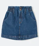 Falda corta de jean azul con cintura alta elastizada y doble botón.
