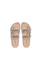 Sandalias bajas color borgoña con dos tiras anchas ajustables con hebilla metálica. Suela de corcho y base de goma.