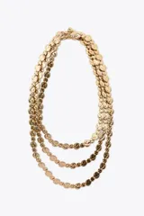 Collar dorado de tres hilos con monedas colgantes y cierre de mosquetón.
