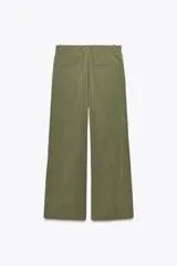 Pantalón verde militar de tiro medio con bolsillos delanteros y falsos bolsillos traseros. Detalle de pinzas en el delantero. Cierre frontal con cremallera y botón. Corte ancho.