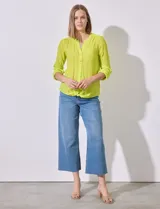 Blusa de gasa rosa de Zac & Rachel, con cuello a la base, escote en V y abertura central con botones.