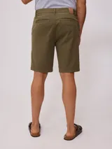 Bermuda color beige, de corte recto, con bolsillos laterales y traseros.