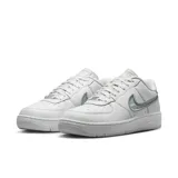 Championes Nike Air Force 1 Dance de mujer, color blanco con detalles en gris.
