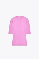 Camiseta rosa entallada de algodón con cuello redondo y mangas cortas.