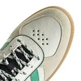 Championes Adidas Breaknet Sleek color crema con detalles en verde y suela marrón.