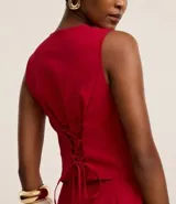 Chaleco sastre corto color rojo con cuello redondo y botones dorados.