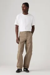 Pantalón cargo color beige, de corte recto y tiro medio, con bolsillos laterales con solapa y bolsillos traseros.