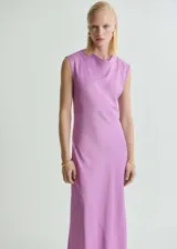 Vestido midi lila de tejido satinado, con cuello drapeado y diseño recto.