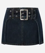 Minifalda de jeans azul oscuro con trabillas en la cintura, cinturón largo con hebilla metálica, superposición de tejido en la parte trasera y cierre con cremallera.
