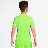 Remera deportiva Nike Academy color verde flúor con detalles en gris y logo de la marca estampado en el pecho.