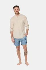 Short de baño azul con estampado de hojas, cintura elástica con cordón ajustable, dos bolsillos laterales y suspensor de malla fina.