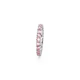 Anillo de plata con engaste de piedras rosas redondas. Diseño de banda completa con piedras de talla redonda en color rosa púrpura. Colección Matrix.