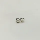 Aros tipo caravana de plata 925 con perlas de río blancas. Cierre de rosca.