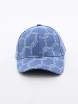 Gorra de béisbol celeste con estampado de cuerdas blancas.