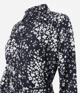 Vestido largo tipo chemise confeccionado en viscolino con estampado floral. Tiene cuello de camisa, mangas largas, abotonadura frontal y lazo en la cintura.